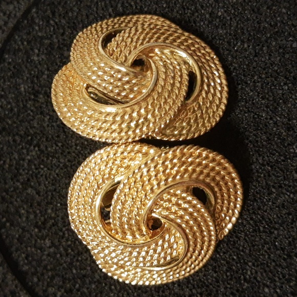 Napier Gold Tone Large Knot Clip-On Earrings VTG - Picture 4 of 16